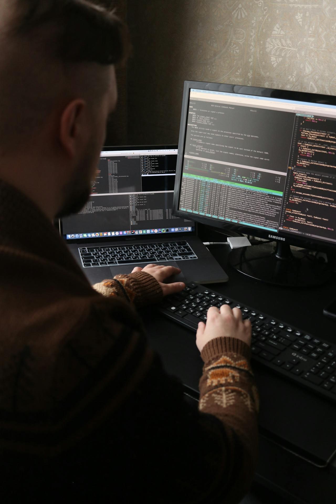 Специалист тестирует готовый код